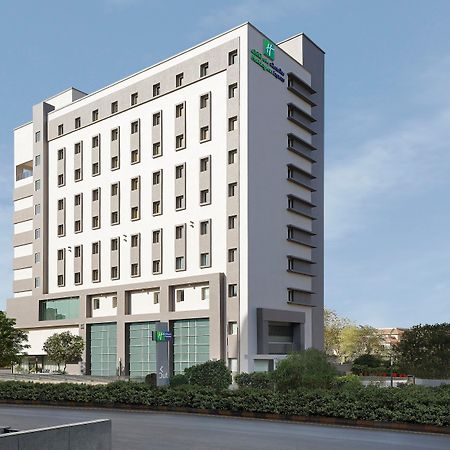 Holiday Inn Express Ahmedabad Prahlad Nagar By Ihg Eksteriør bilde