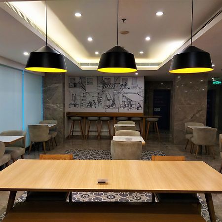Holiday Inn Express Ahmedabad Prahlad Nagar By Ihg Eksteriør bilde