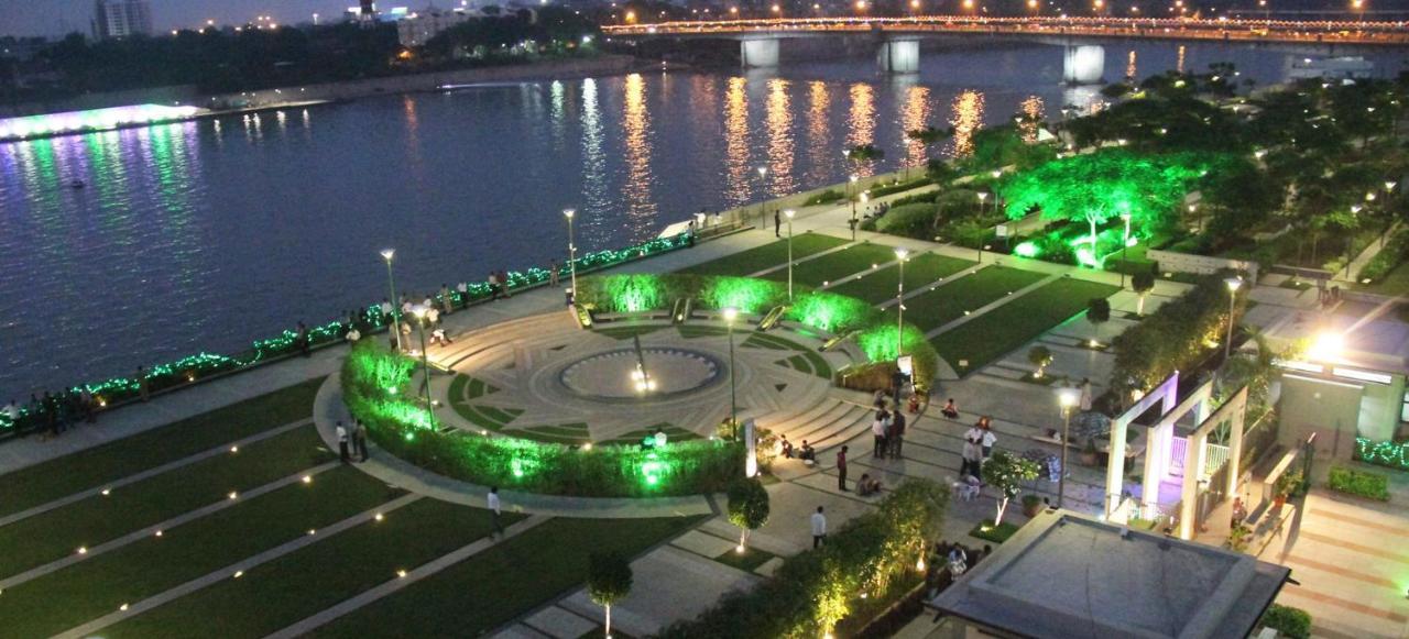 Holiday Inn Express Ahmedabad Prahlad Nagar By Ihg Eksteriør bilde