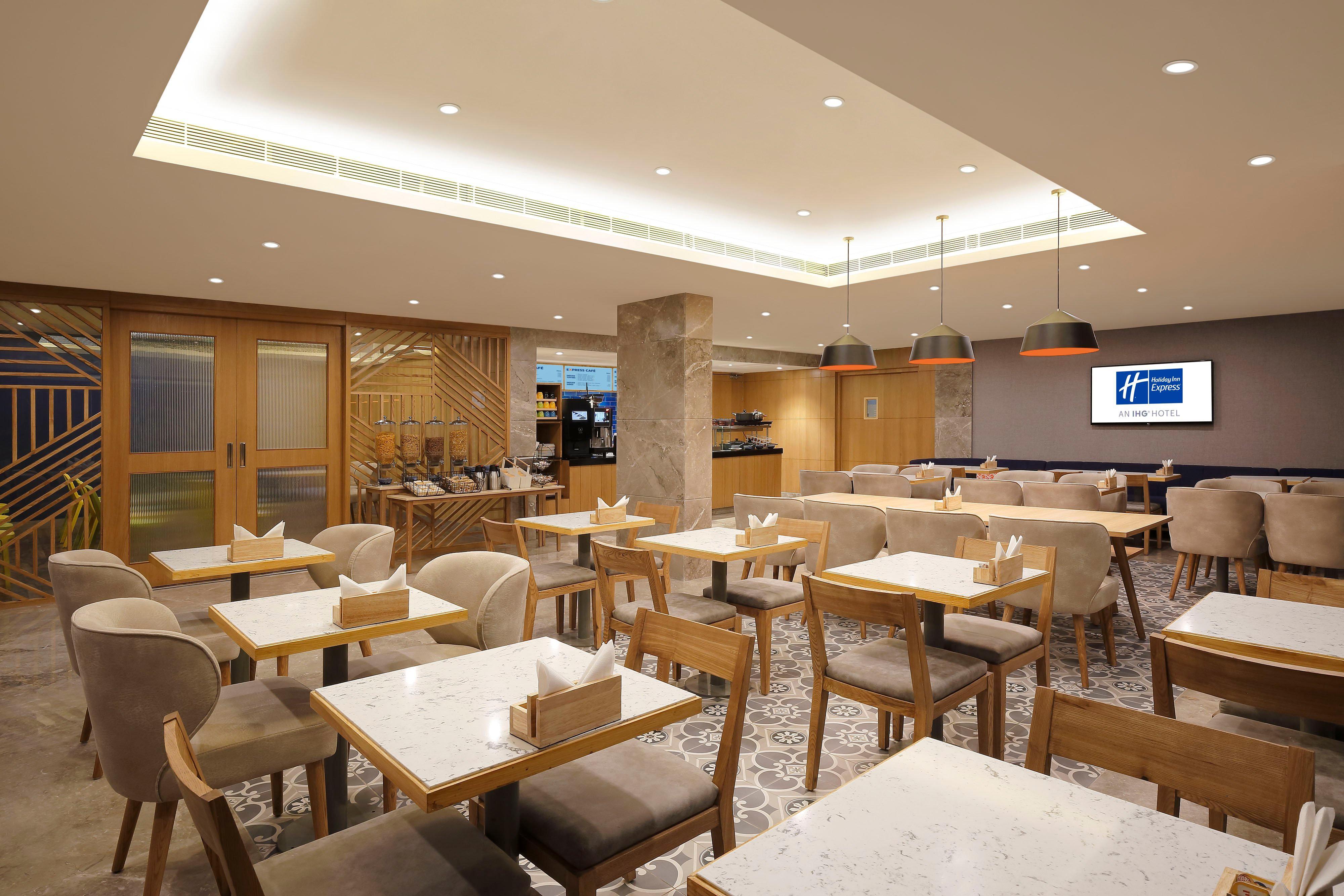 Holiday Inn Express Ahmedabad Prahlad Nagar By Ihg Eksteriør bilde