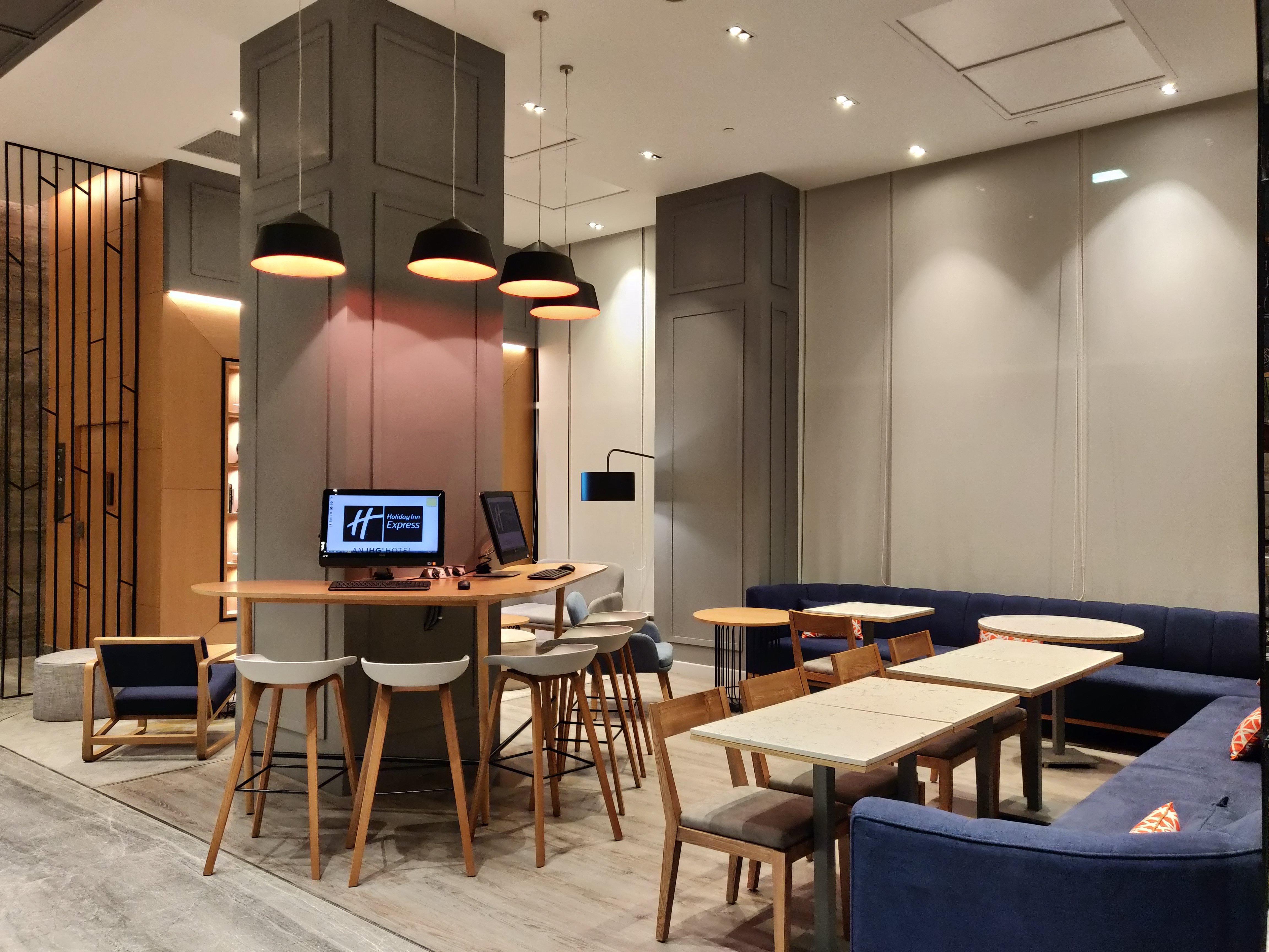 Holiday Inn Express Ahmedabad Prahlad Nagar By Ihg Eksteriør bilde