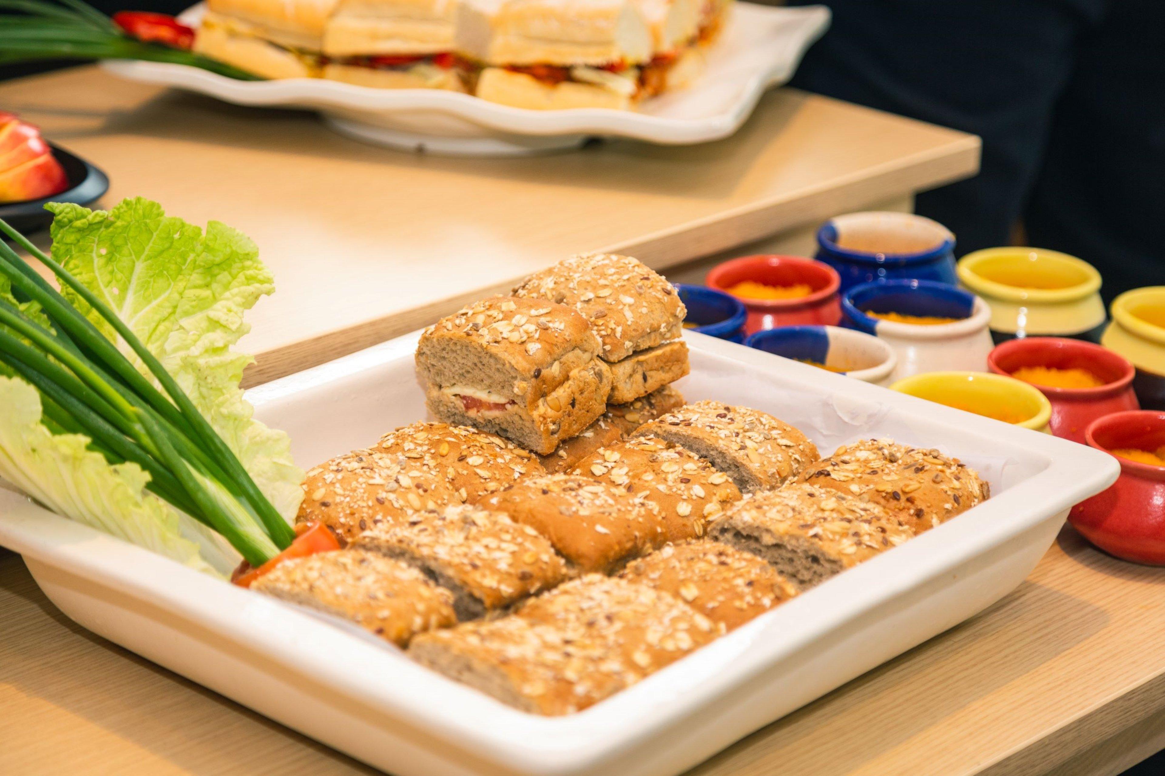 Holiday Inn Express Ahmedabad Prahlad Nagar By Ihg Eksteriør bilde