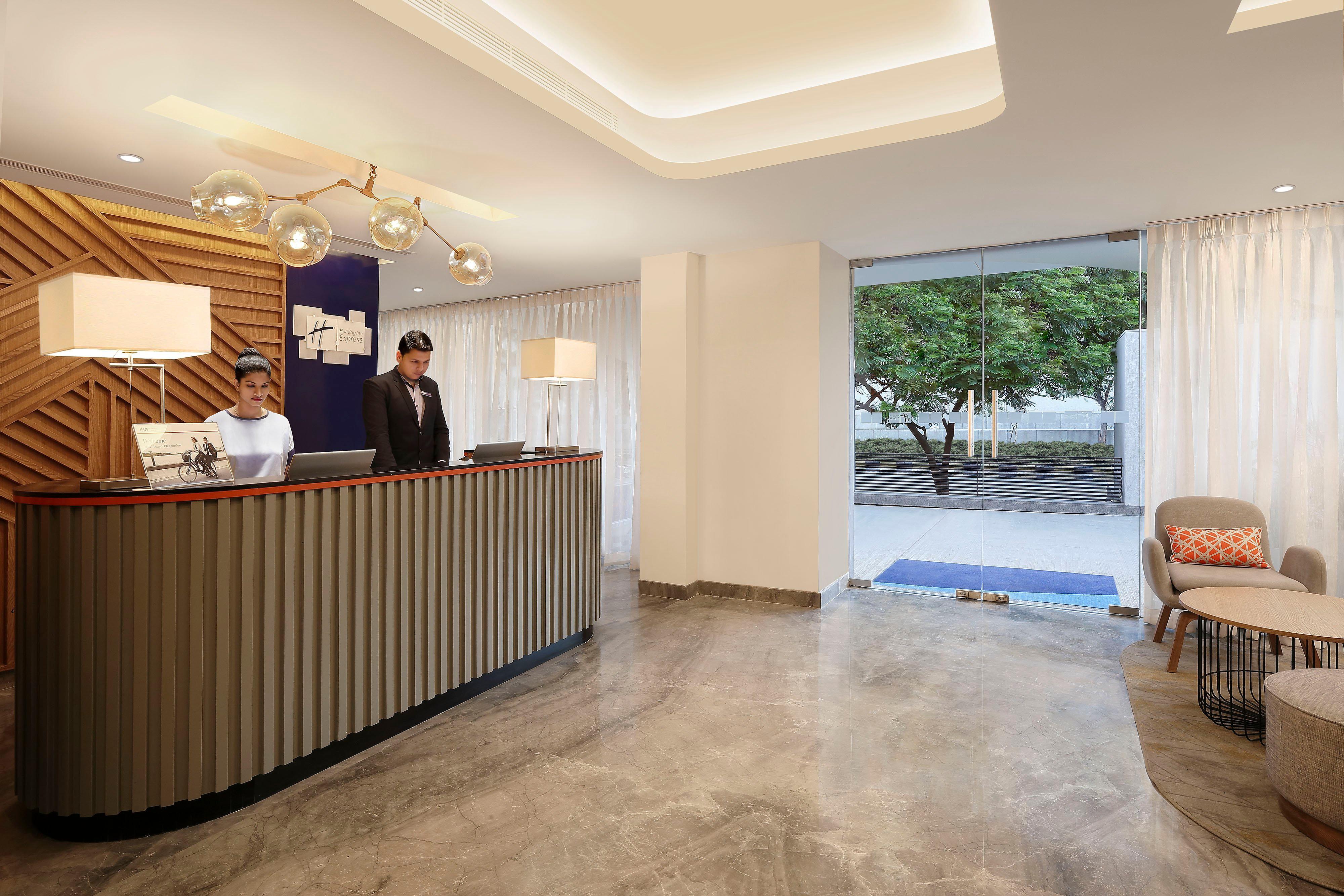 Holiday Inn Express Ahmedabad Prahlad Nagar By Ihg Eksteriør bilde