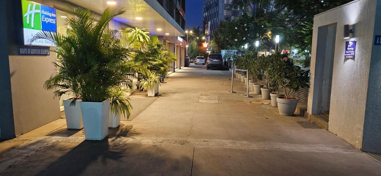 Holiday Inn Express Ahmedabad Prahlad Nagar By Ihg Eksteriør bilde