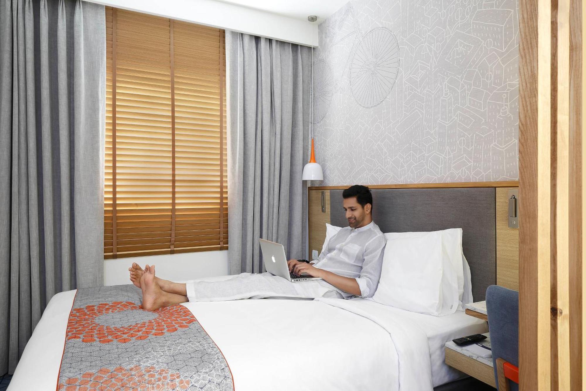 Holiday Inn Express Ahmedabad Prahlad Nagar By Ihg Eksteriør bilde